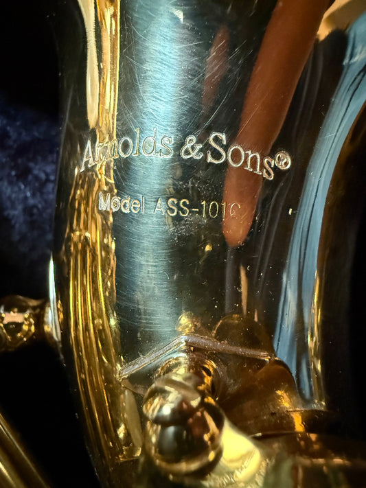 Arnolds&sons gebogen sopraan saxofoon merk gravure