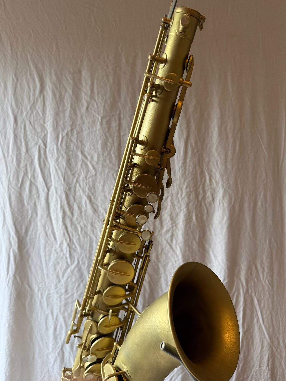 Buescher True Tone tenor saxofoon zijaanzicht