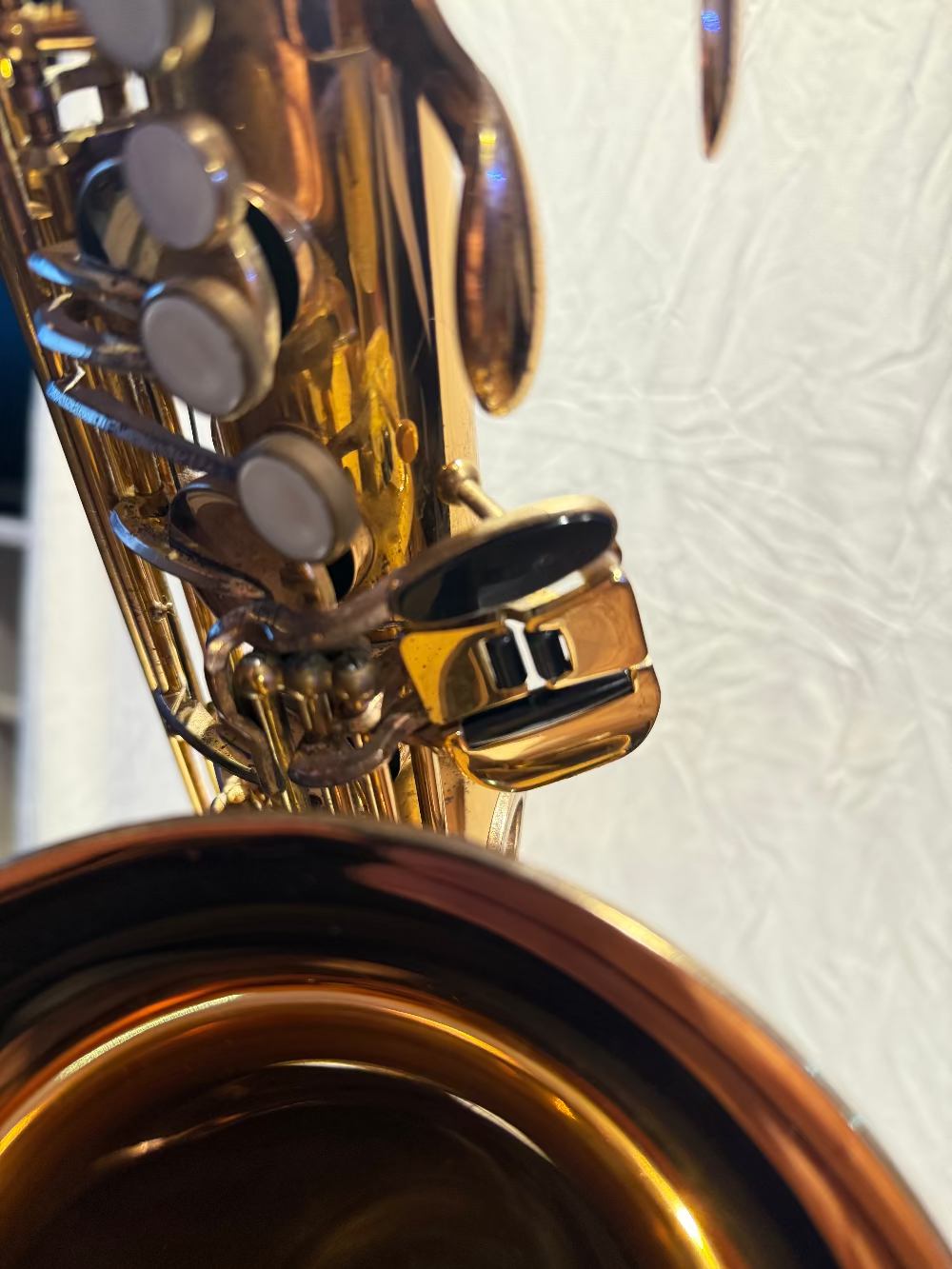 Detail Jupiter STS-787 saxofoon mechaniek en kleppen linkerhand