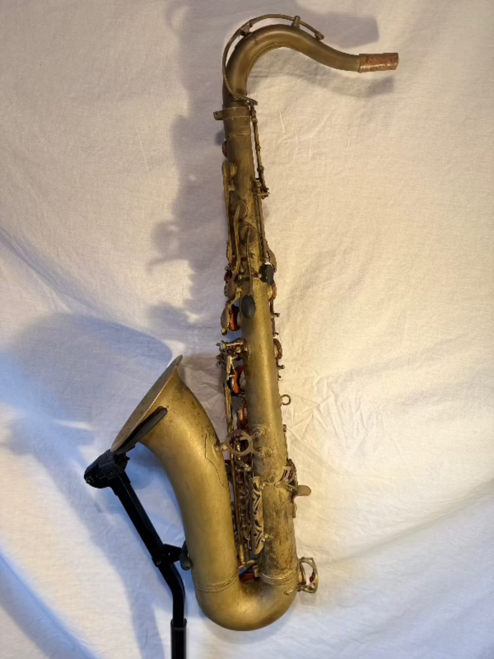 Detail beker vintage tenor saxofoon messing afwerking