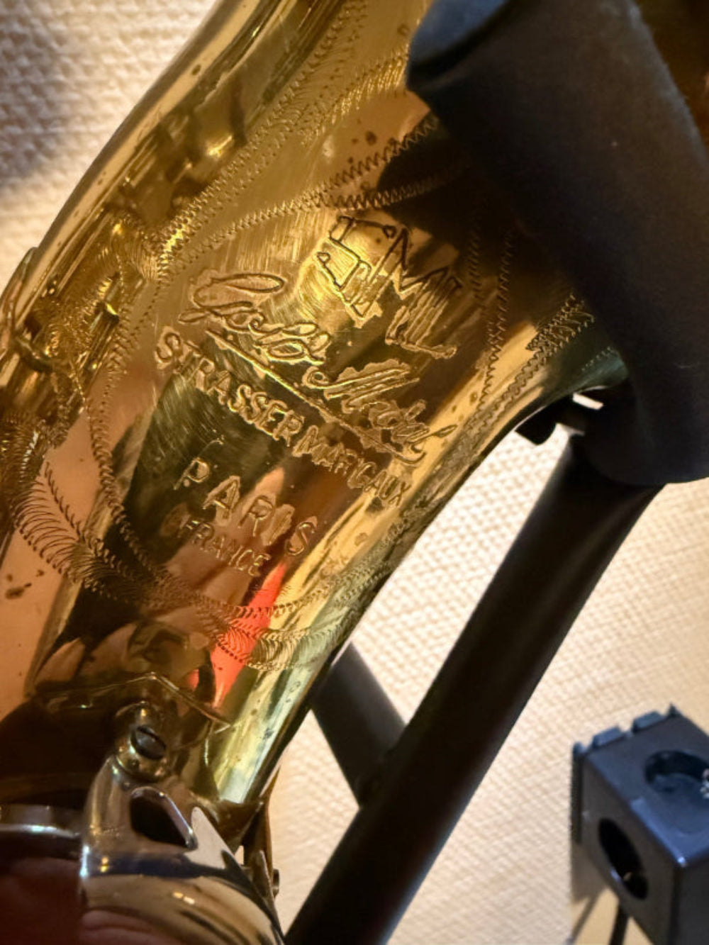 Detail opname van kleppen en gravure op SML Gold Medal II saxofoon