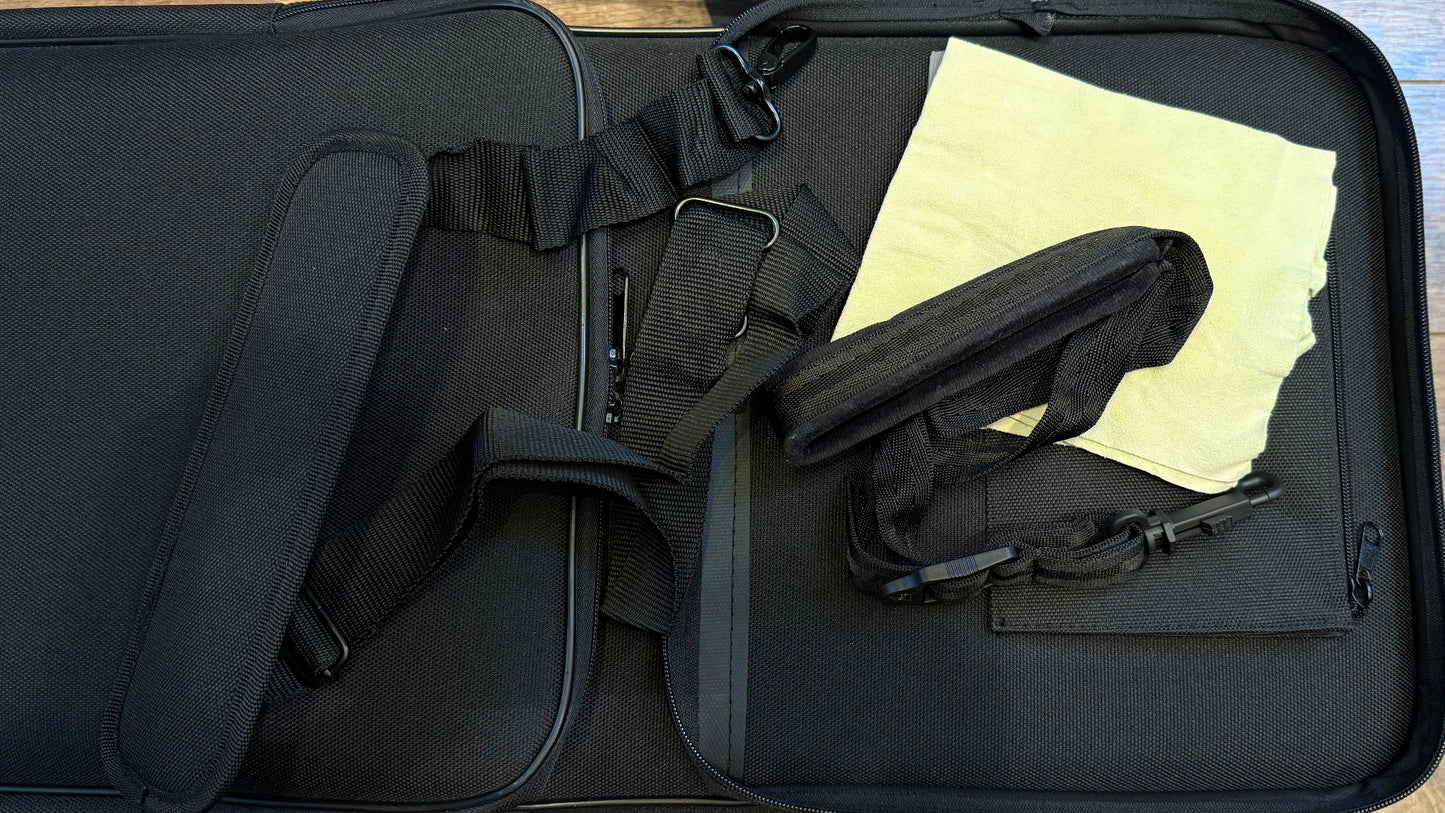 Selmer Super Action 80 Series II tenor saxophone case – neck strap, shoulder carrying strap and cleaning cloth, with integrated backpack straps on the rear of the case