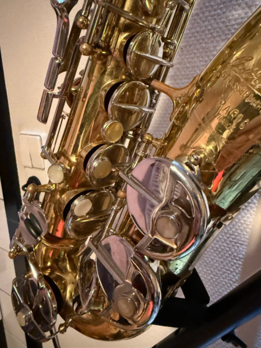 Detail opname van kleppen en gravure op SML Gold Medal II saxofoon