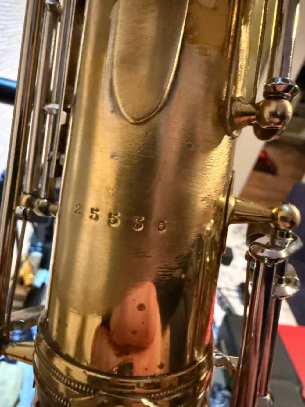 Serienummer en gravure van SML Gold Medal II vintage saxofoon
