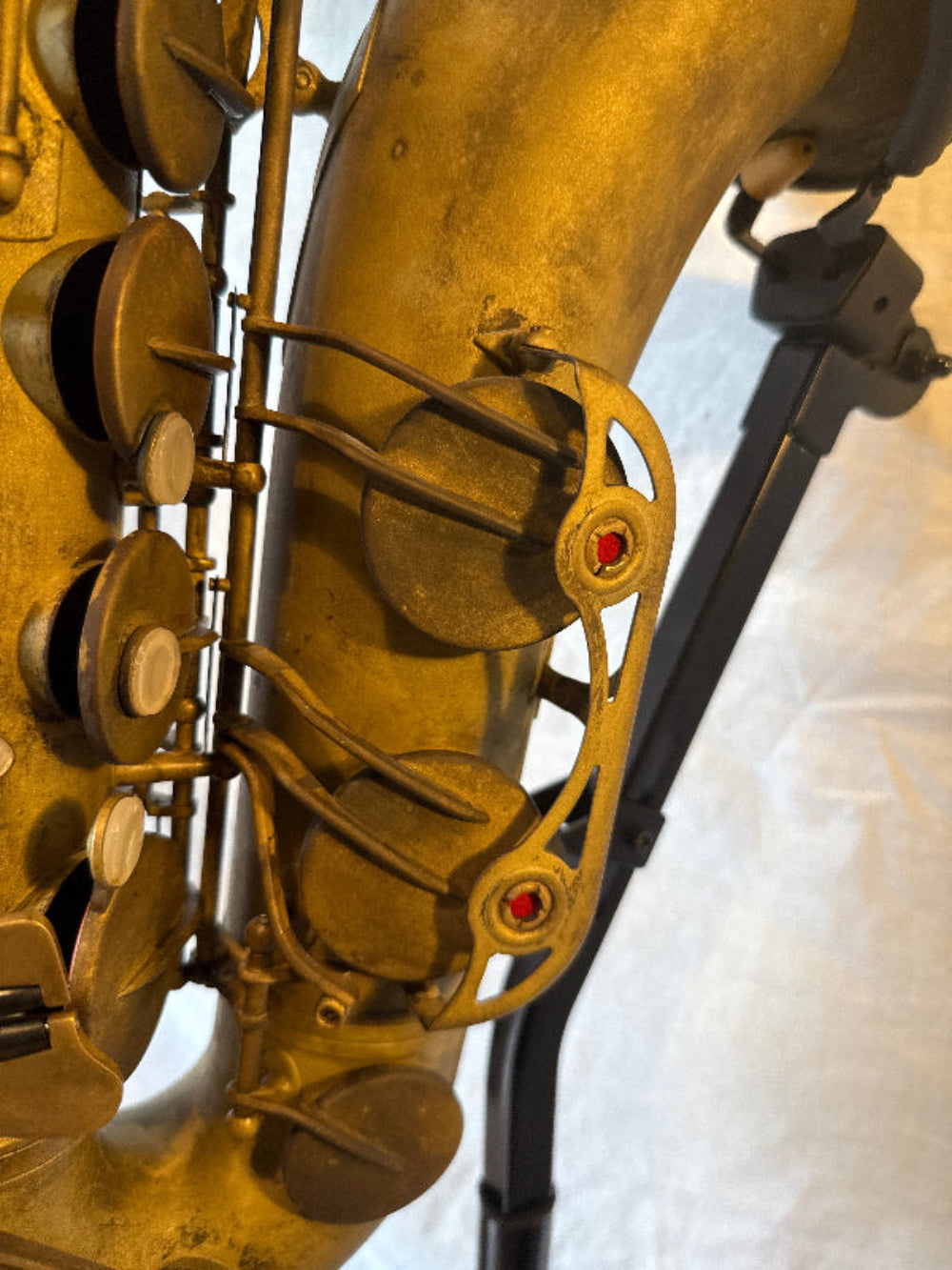 Versterkte bekerkleppen tenor saxofoon dubbele armen