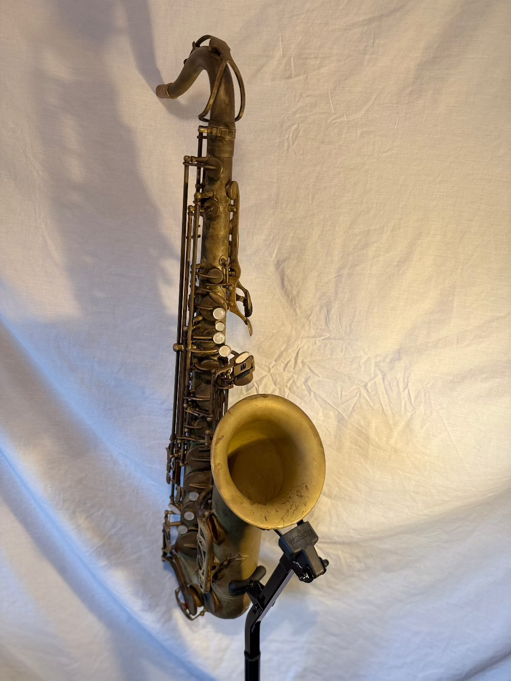 Vintage tenor saxofoon achterzijde