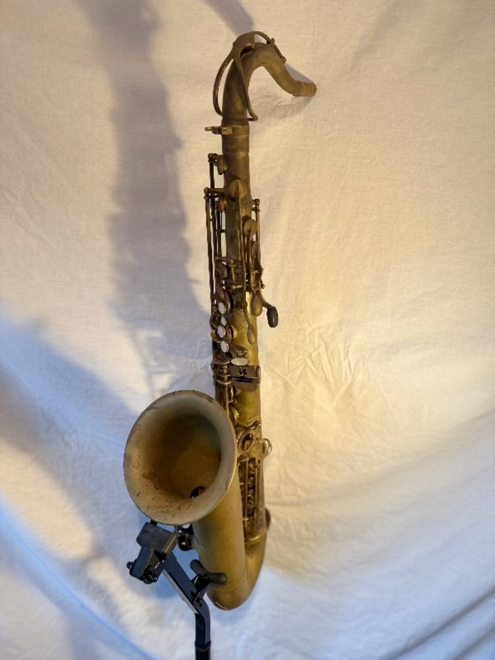 Vintage tenor saxofoon voorzijde links