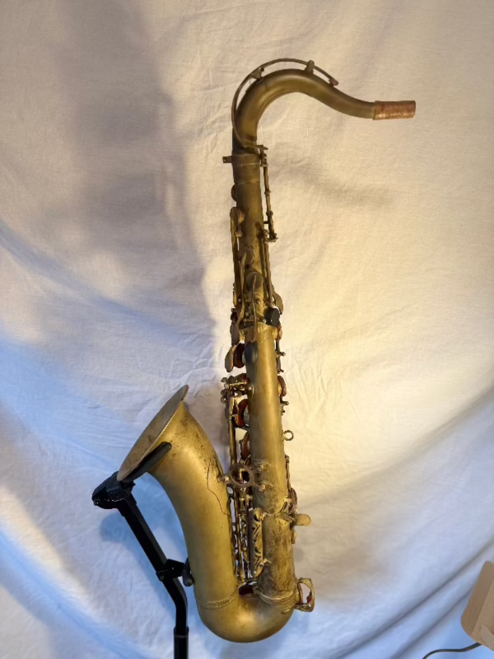 Vintage tenor saxofoon zijkant