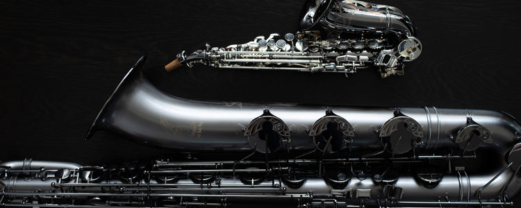Cannonball-saxofoons met gegraveerde bekers