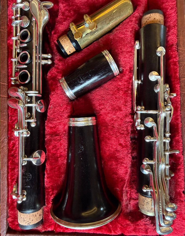 Close-up van vintage klarinet in rode koffer bij Special Sax