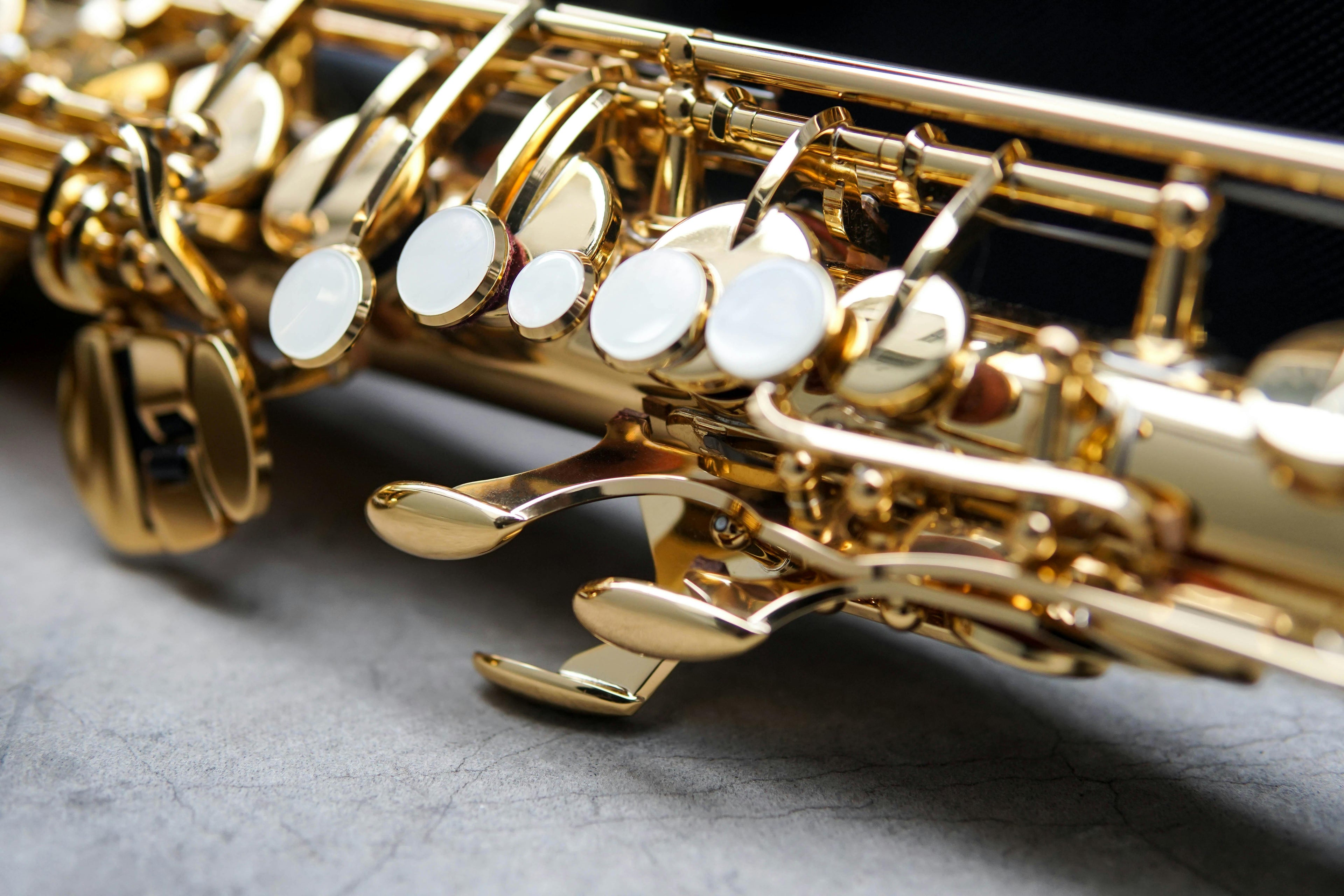 Close-up van een nieuwe gouden sopraansaxofoon bij Special Sax
