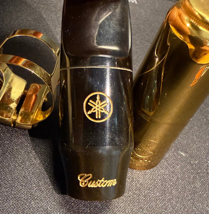 Front view of the Yamaha Custom 4CM ebonite soprano saxophone mouthpiece
