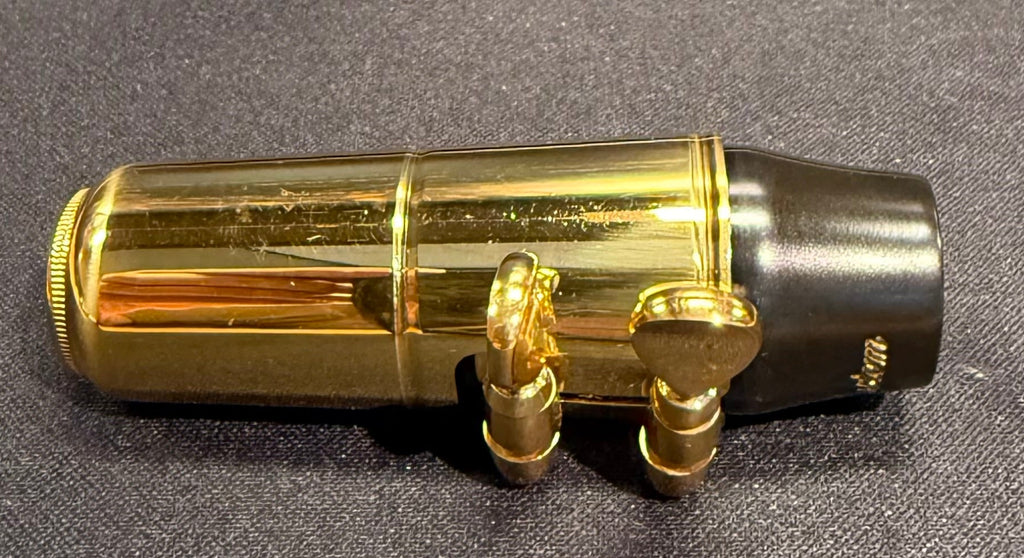 Side view of the Yamaha Custom 4CM mouthpiece with included ligature and cap