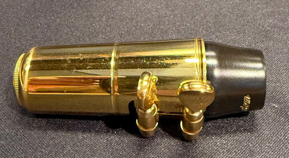 Side view of the Yamaha Custom 4CM mouthpiece with included ligature and cap