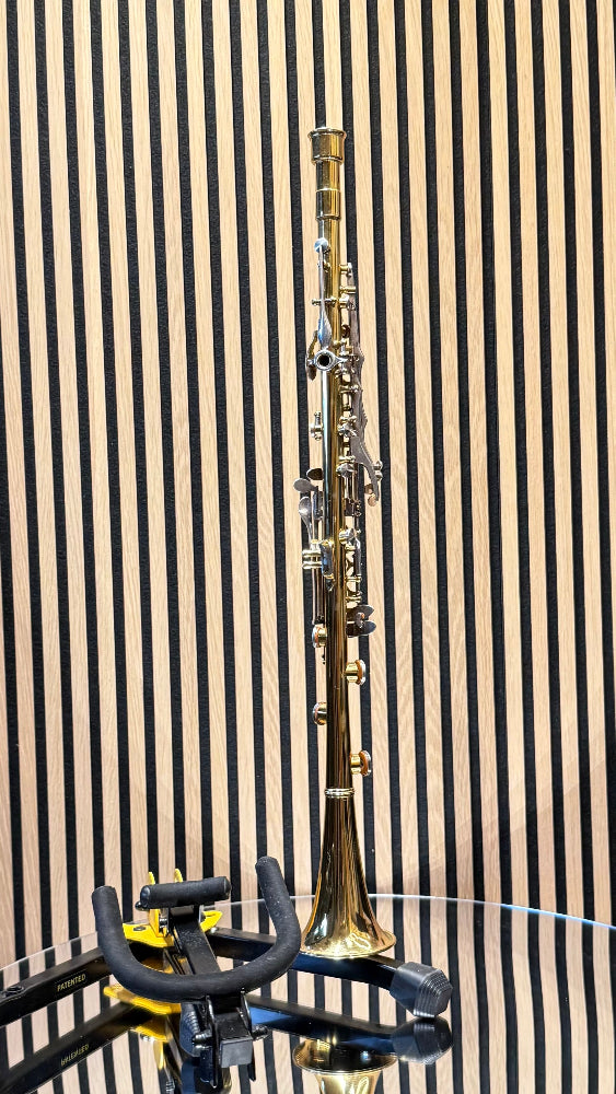 Front view of Orsi professional steel Bb clarinet gold lacquer