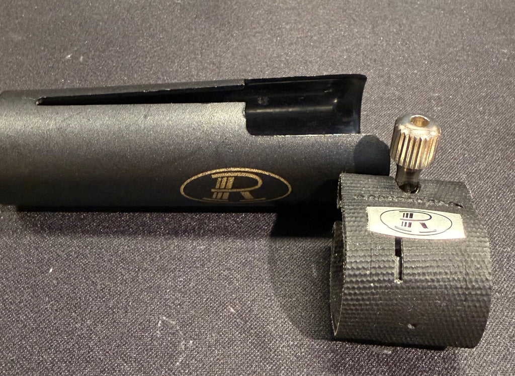 Side view of the Rovner C-2M MKIII tenor saxophone ligature and cap