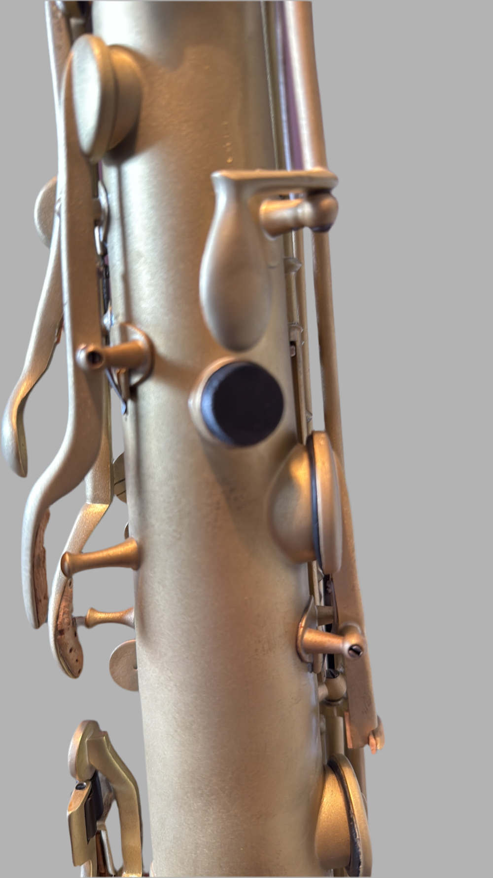 Achterkant van Buescher True Tone tenor saxofoon, volledig gereviseerd en speelklaar