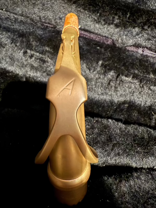 Adams-alt-saxofoon-nek