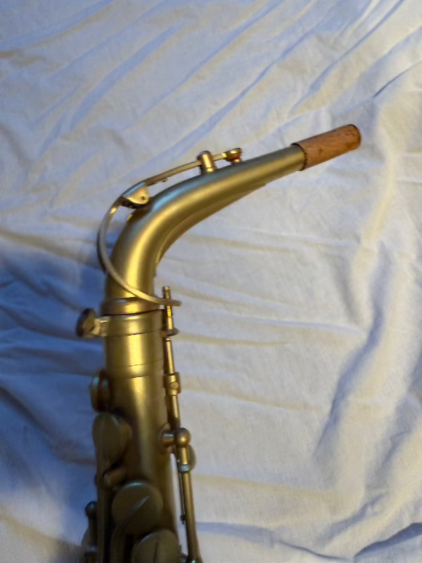Gereviseerde Adams AS1 alt saxofoon met metalen resonator polsters