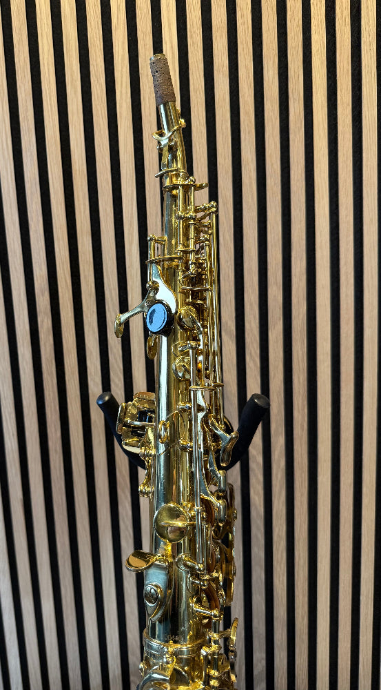 Arnolds_sons_gebogen_sopraan_saxofoon achterzijde