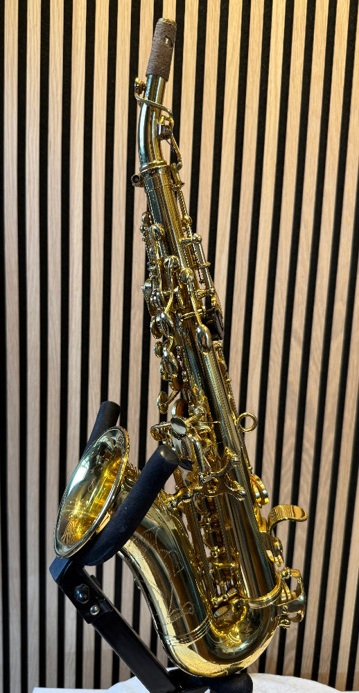 Arnolds_sons_gebogen_sopraan_saxofoon_links