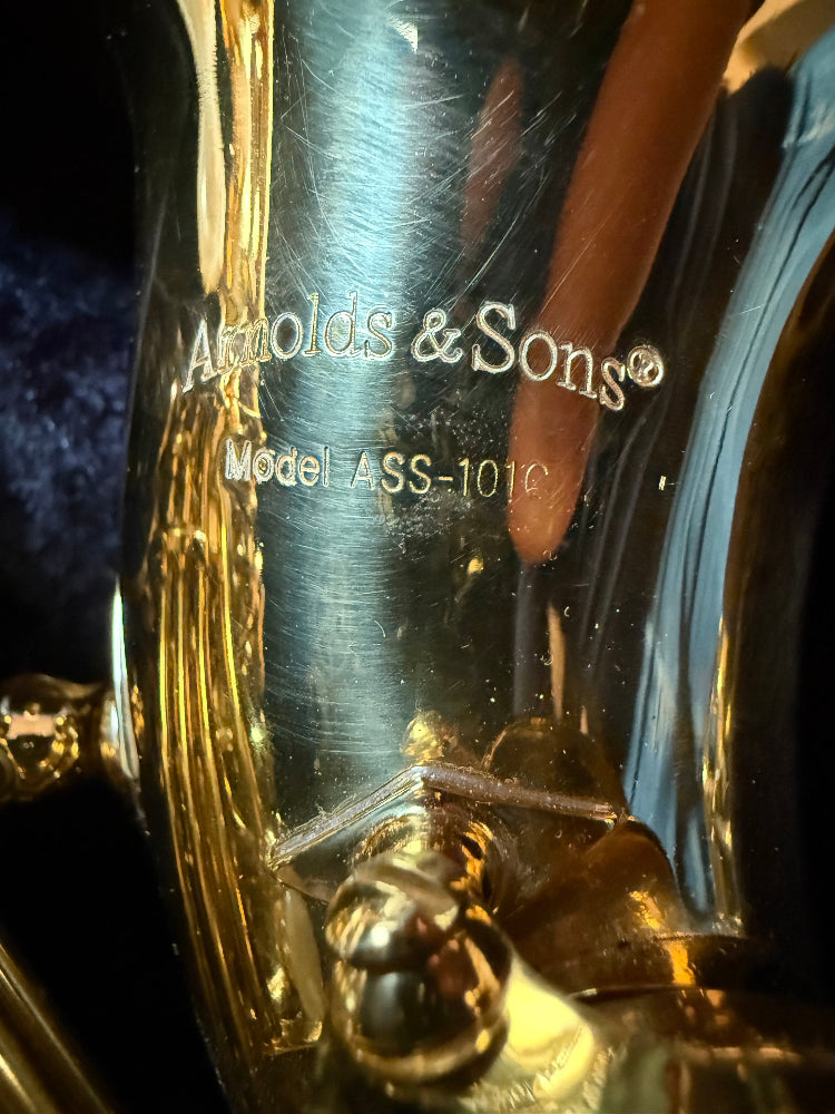 Arnolds&sons gebogen sopraan saxofoon merk gravure