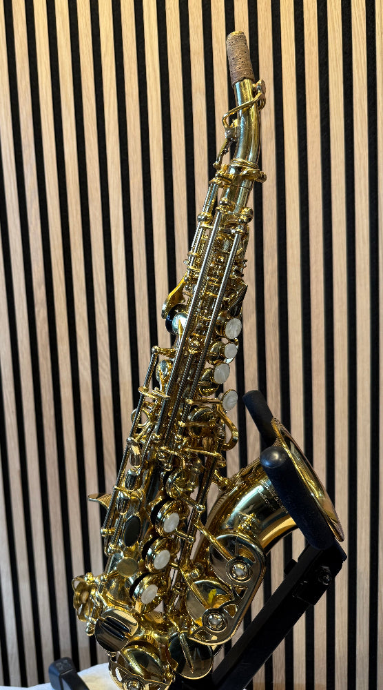 Arnolds_sons_gebogen_sopraan_saxofoon rechts