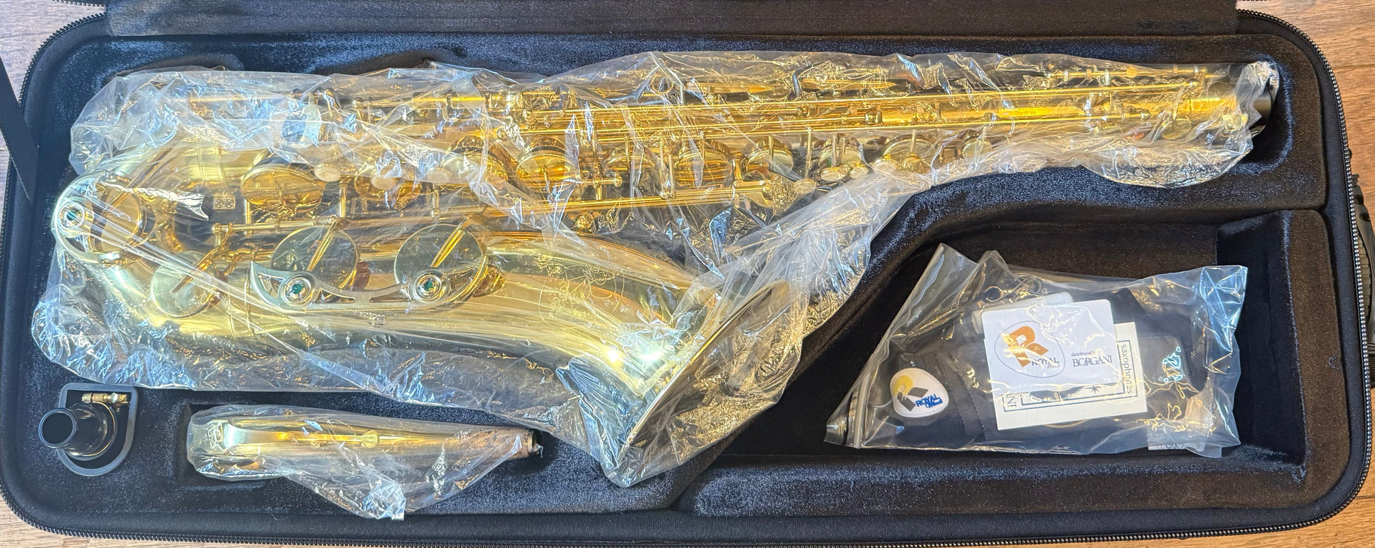 Royal Winds by Borgani RTS55 tenor saxophone – gold lacquer saxophone packed in fitted case with neck and accessories
