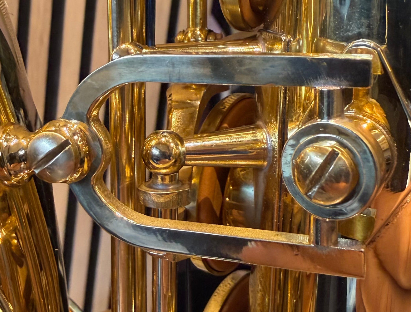 Royal Winds by Borgani RTS55 tenor saxophone in gold lacquer – close-up of bell brace and mounting hardware
