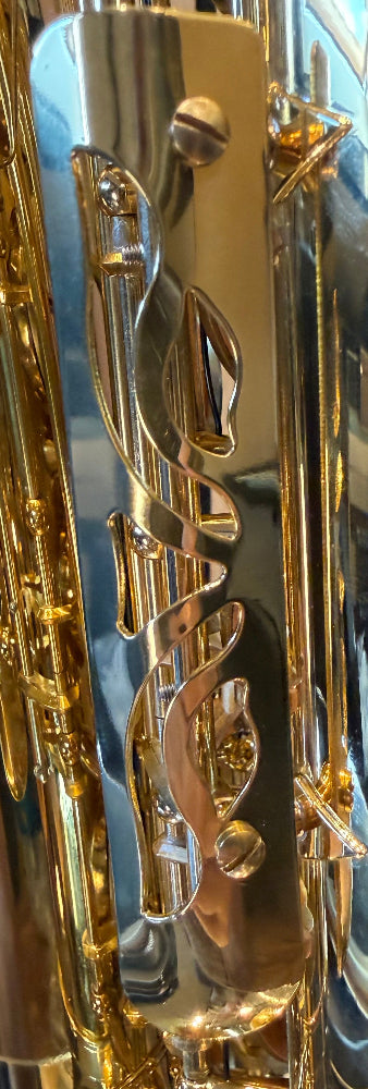 Royal Winds by Borgani RTS55 tenor saxophone in gold lacquer – close-up of decorative key guard and lower body detail
