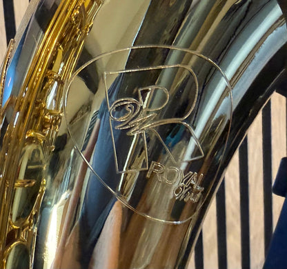 Royal Winds by Borgani RTS55 tenor saxophone in gold lacquer – close-up of Royal Winds by Borgani bell engraving
