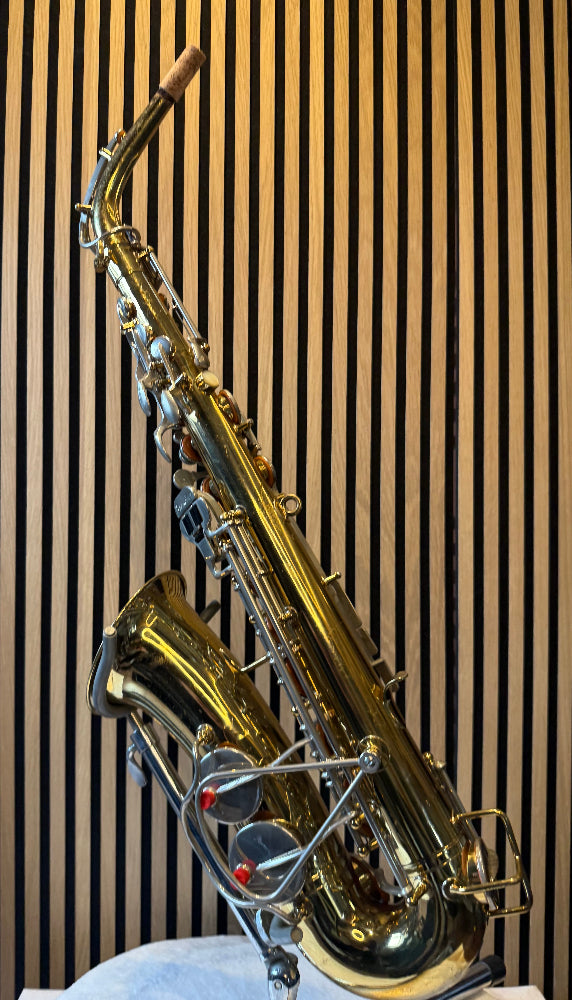 Buescher Aristocrat alt saxofoon schuin van voren gefotografeerd
