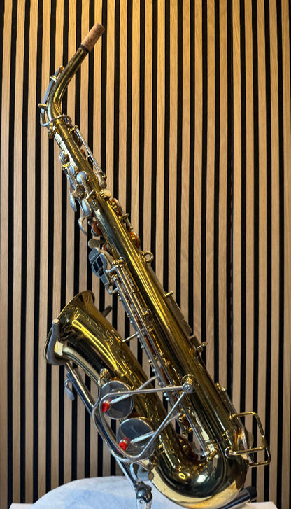Buescher Aristocrat alt saxofoon schuin van voren gefotografeerd

