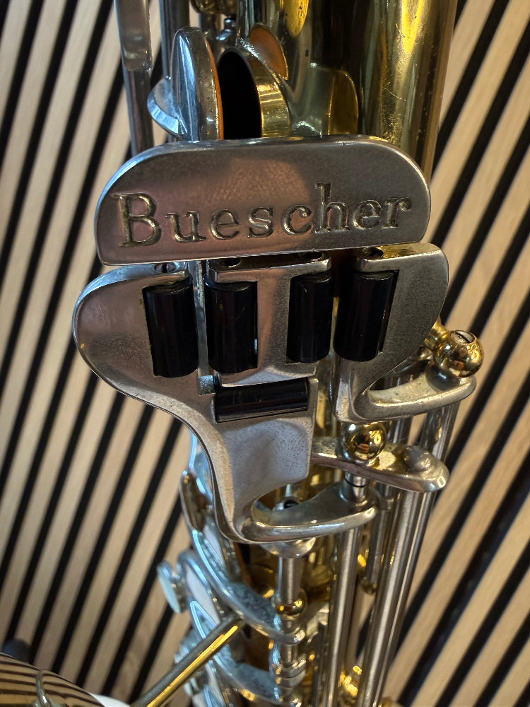 Buescher logo op de pinktafel van de Aristocrat alt saxofoon
