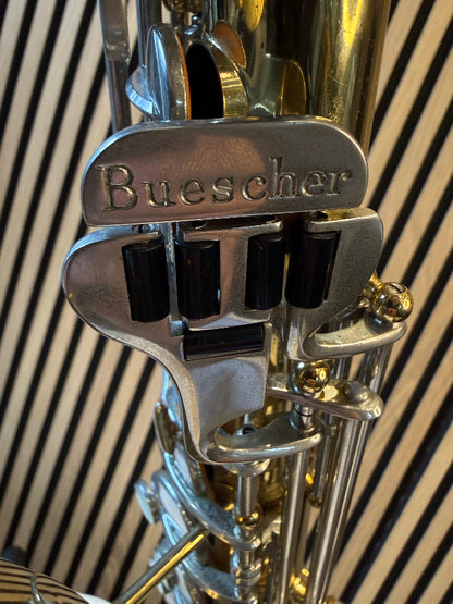 Buescher logo op de pinktafel van de Aristocrat alt saxofoon
