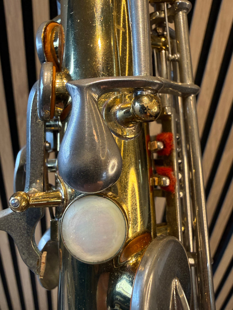 Detail van de linkerhand palm keys van de Buescher Aristocrat
