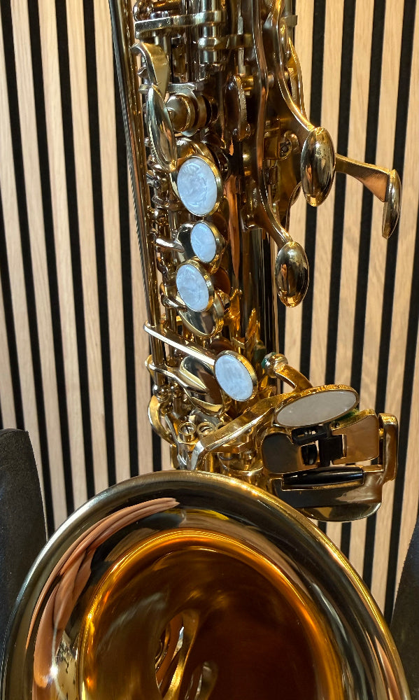 Gebogen sopraan saxofoon merkloos pinktafel