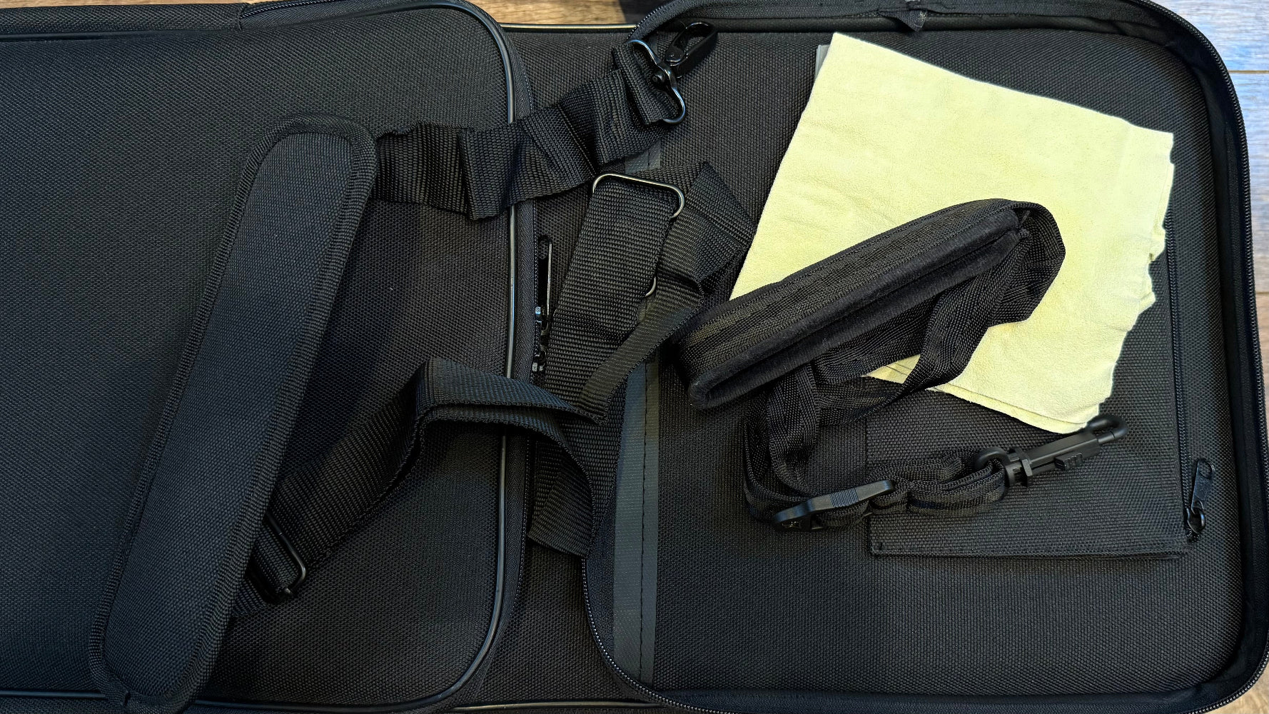 Selmer Super Action 80 Series II tenor saxophone case – neck strap, shoulder carrying strap and cleaning cloth, with integrated backpack straps on the rear of the case
