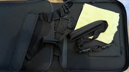 Selmer Super Action 80 Series II tenor saxophone case – neck strap, shoulder carrying strap and cleaning cloth, with integrated backpack straps on the rear of the case
