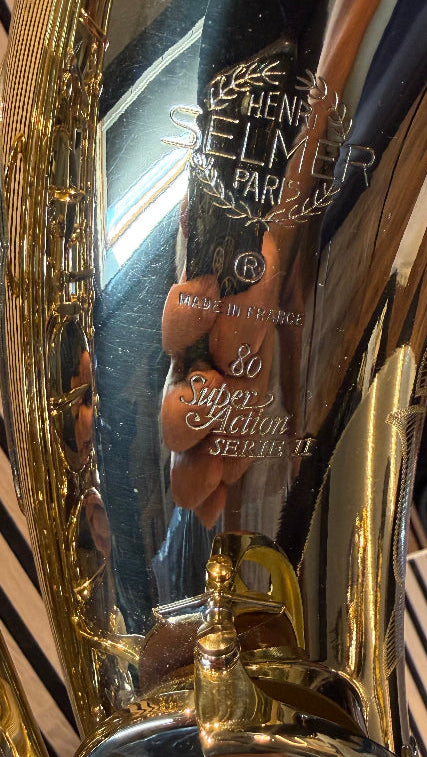 Selmer Super Action 80 Series II tenor saxophone in gold lacquer – close-up of Henri Selmer Paris model engraving on the bell
