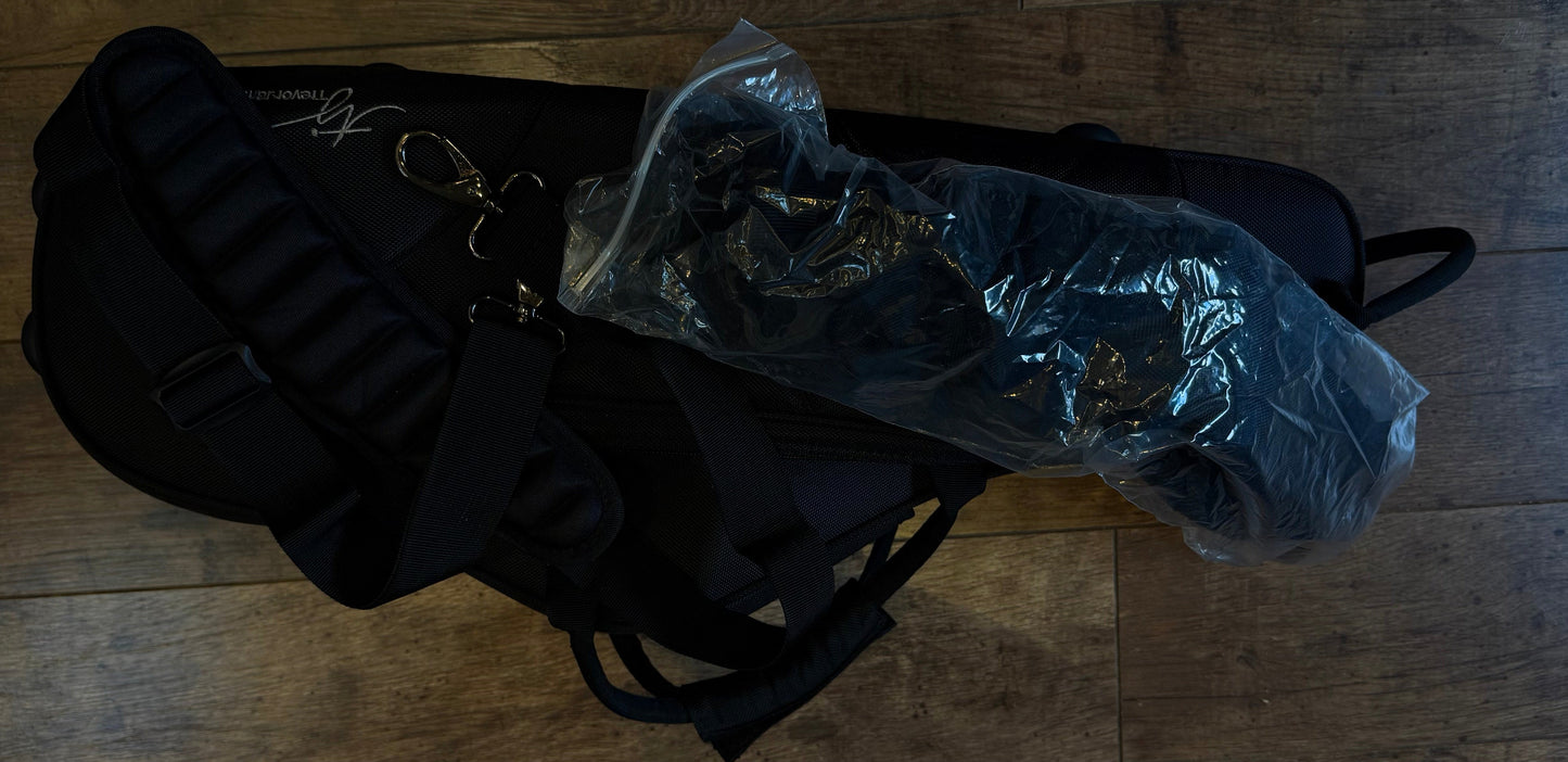 Trevor James SR alto saxophone – black gig bag with included carrying straps and accessories
