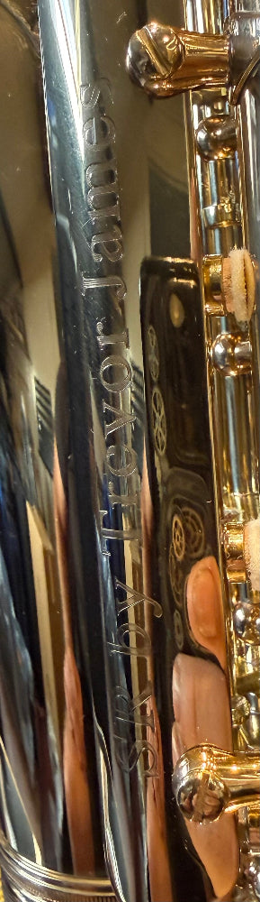 Trevor James SR alto saxophone in gold lacquer – close-up of the Trevor James England logo and model engraving
