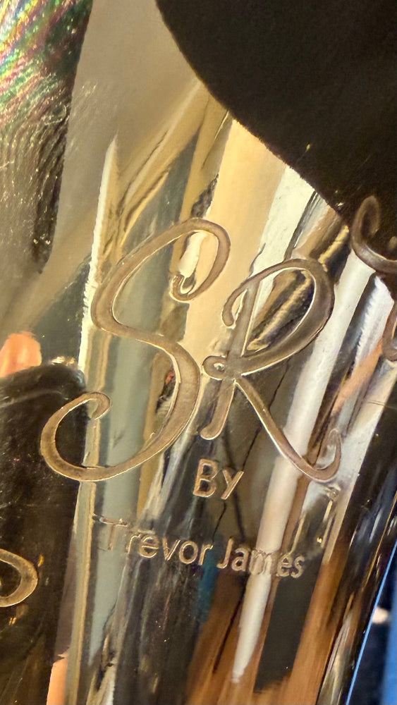 Trevor James SR alto saxophone in gold lacquer – close-up of the SR by Trevor James engraving on the bell
