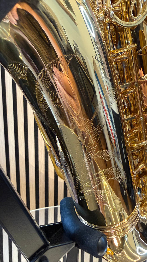 Trevor James SR alto saxophone in gold lacquer – close-up of detailed hand engraving on the bell
