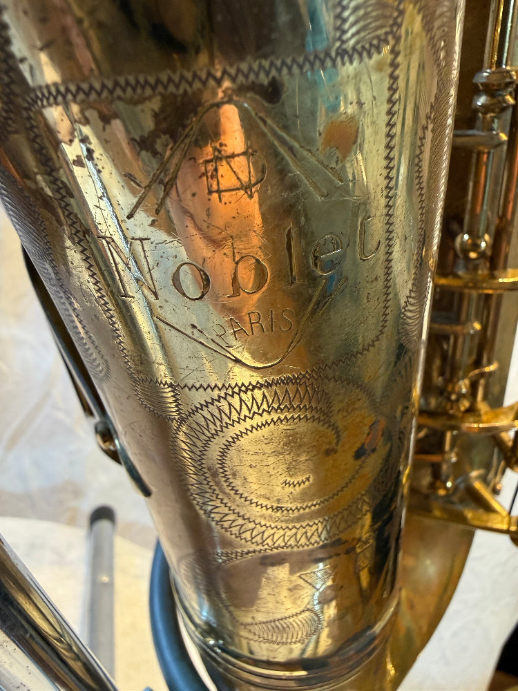 Noblet Vito al saxofoon gravure merk