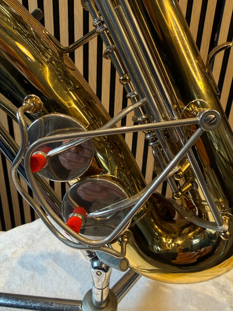Onderzijde van de Buescher Aristocrat alt saxofoon met originele keyguards
