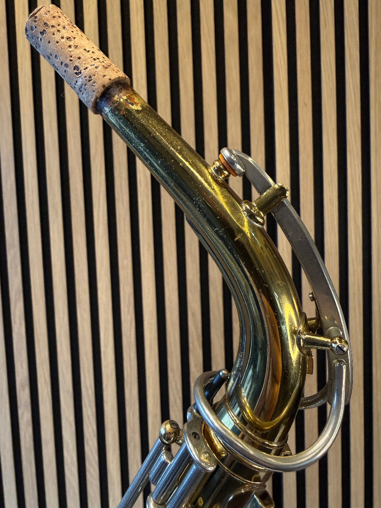 Originele hals van de vintage Buescher Aristocrat alt saxofoon
