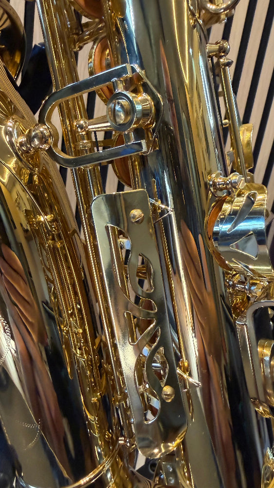 Royal Winds by Borgani RAS55 alto saxophone in gold lacquer – close-up of decorative key guard, bell brace and body details
