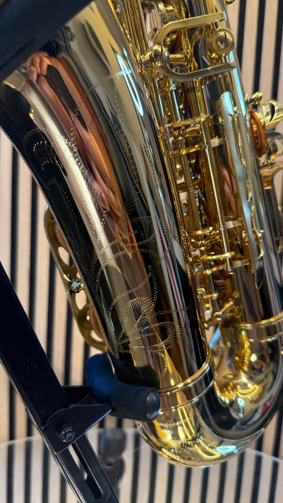 Royal Winds by Borgani RAS55 alto saxophone in gold lacquer – close-up of engraved bell, bow and lower body keywork
