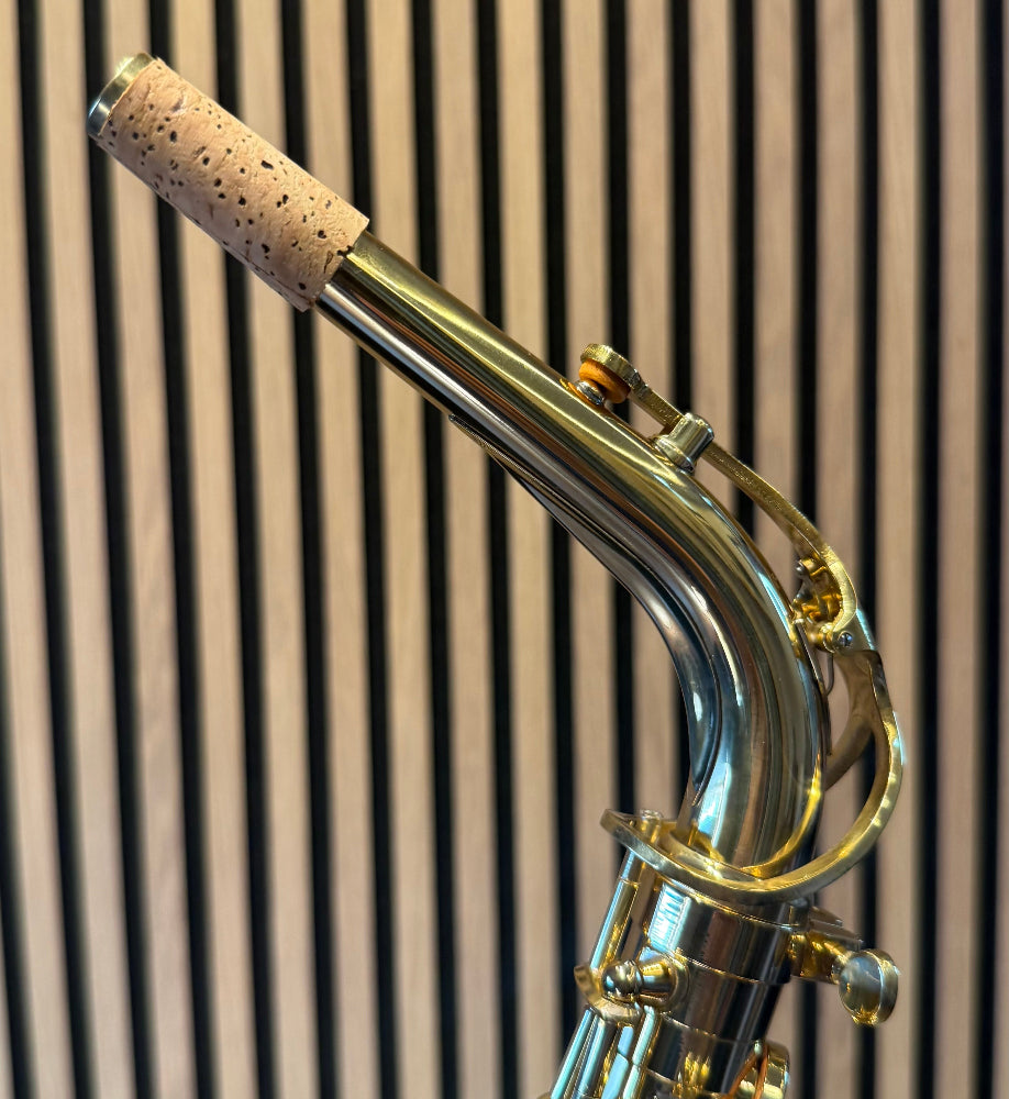 Royal Winds by Borgani RAS55 alto saxophone in gold lacquer – close-up of curved neck, octave key and cork
